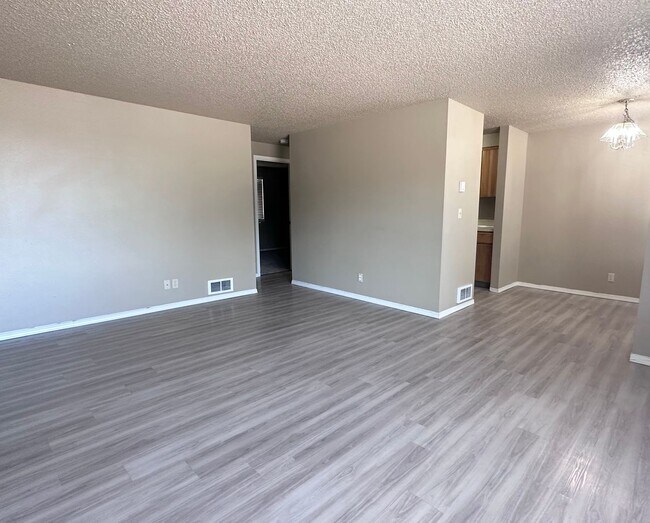 Foto del edificio - CHECK OUT THIS COZY 2 BEDROOM, 1 BATH TOWN...