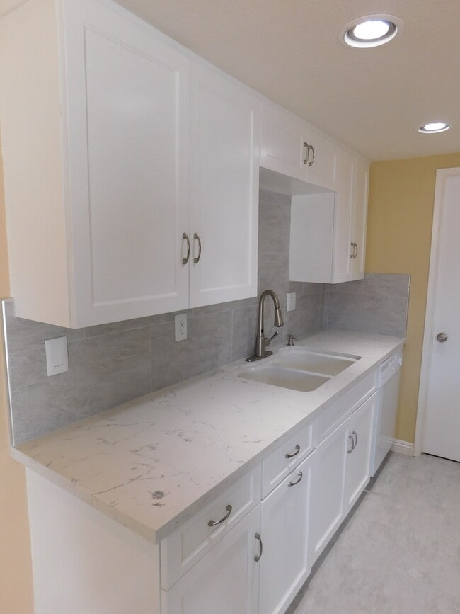 Building Photo - FULLY UPGRADED 2 Bedroom + 1.5 Bath Condo ...