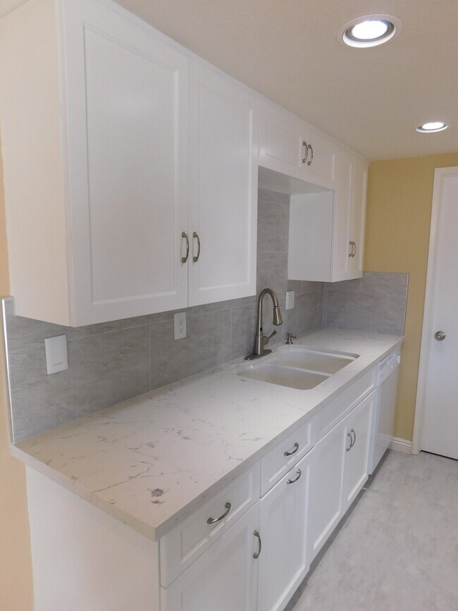 Foto del edificio - FULLY UPGRADED 2 Bedroom + 1.5 Bath Condo ...
