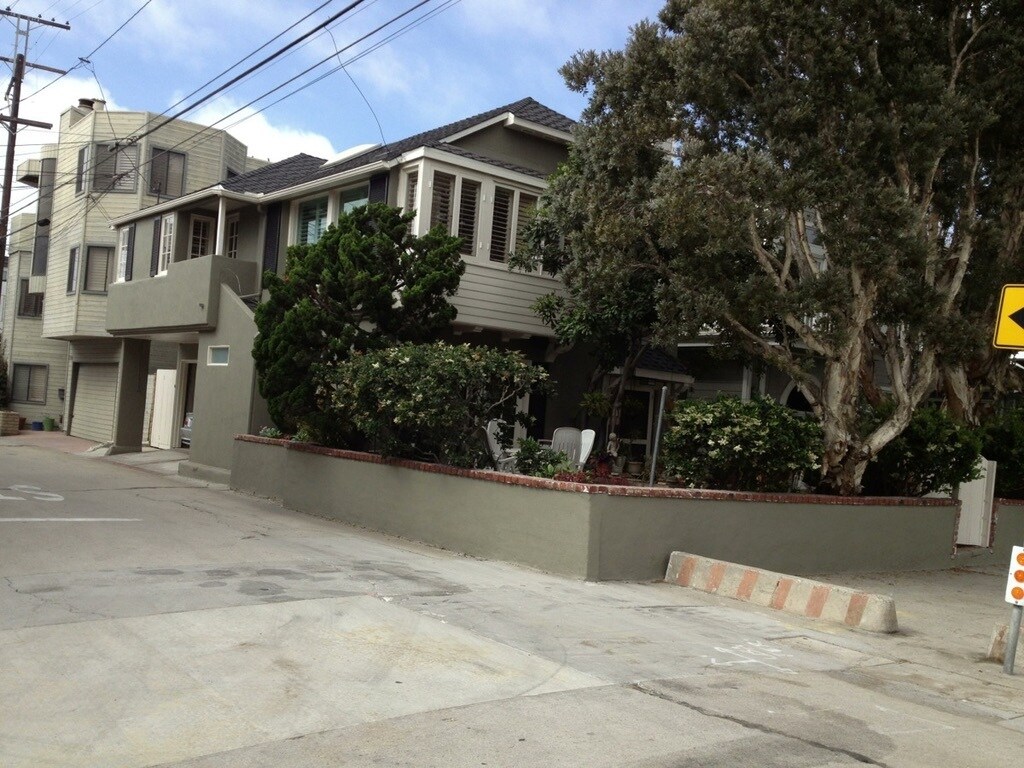 Walk street corner view - 317 7th St