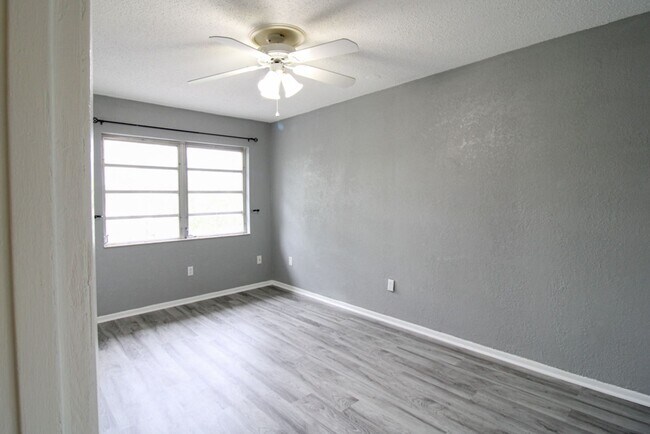Foto del edificio - Summit House - Walk to UF Health Shands  - Laminate Flooring!