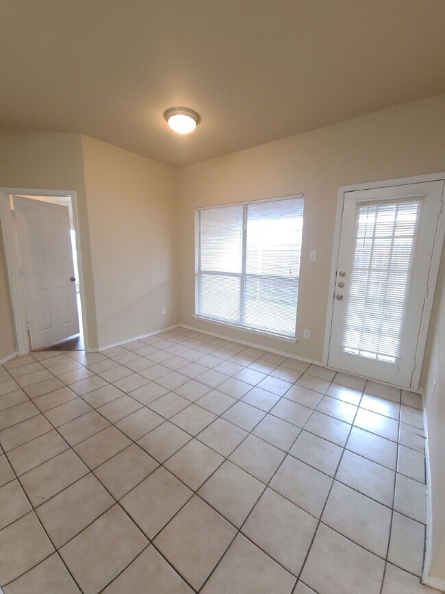 Foto del edificio - $2050  Large, single story Lancaster House