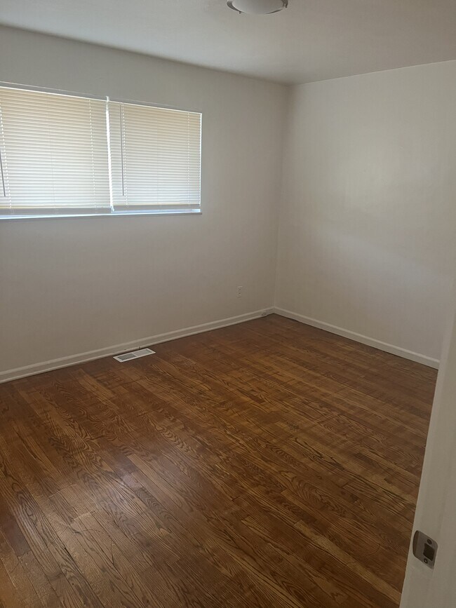 Foto del edificio - 8721 Natural Bridge Rd