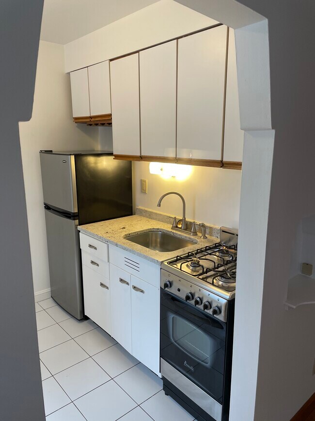 Foto del edificio - 227 Montrose Pl