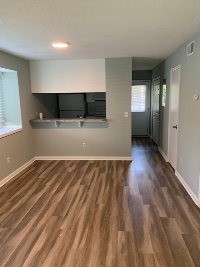 Building Photo - 2133 Oleander Pl
