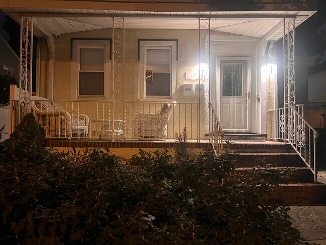 Building Photo - 123 Elm St