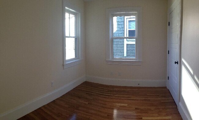 Building Photo - 84 Linden St