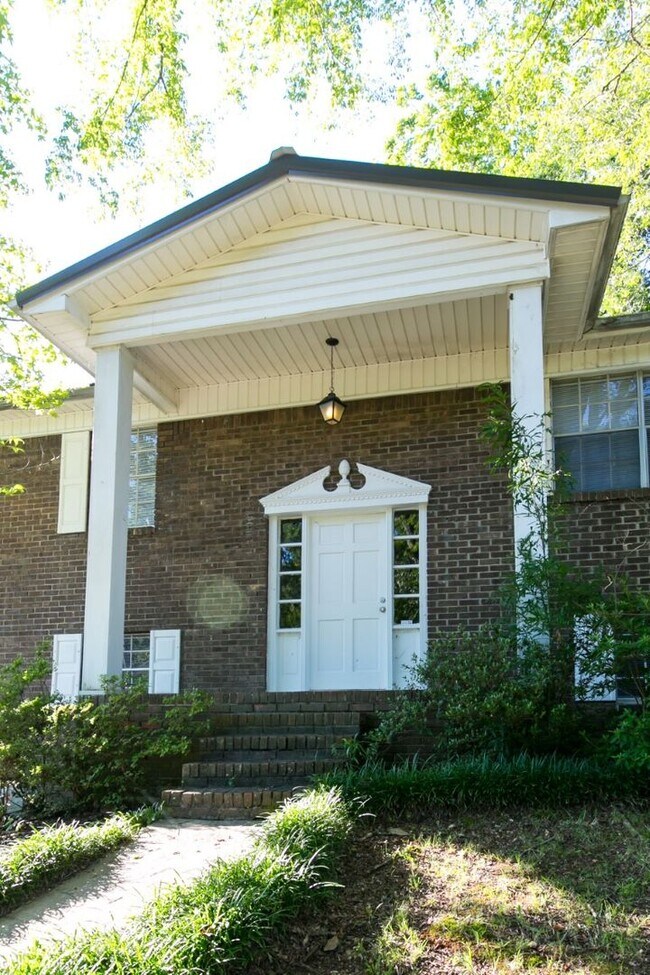 Foto del edificio - Massive Renovated 5BR/3BA Home with Baseme...