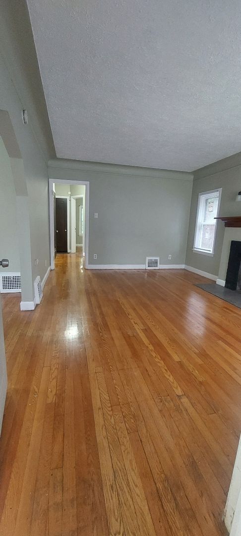 Building Photo - *Last Minute Summer Move in Special $1500 ...