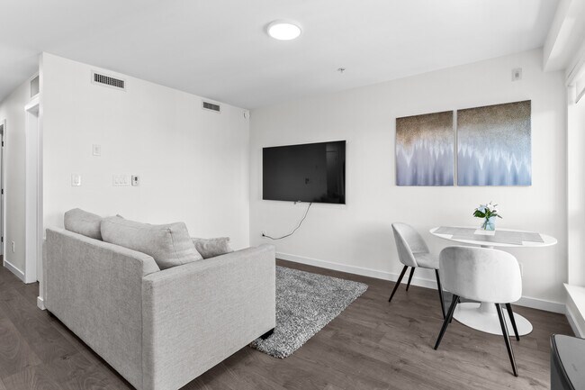 Building Photo - 2551 Kingsway