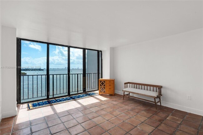 Foto del edificio - 7899 NE Bayshore Ct