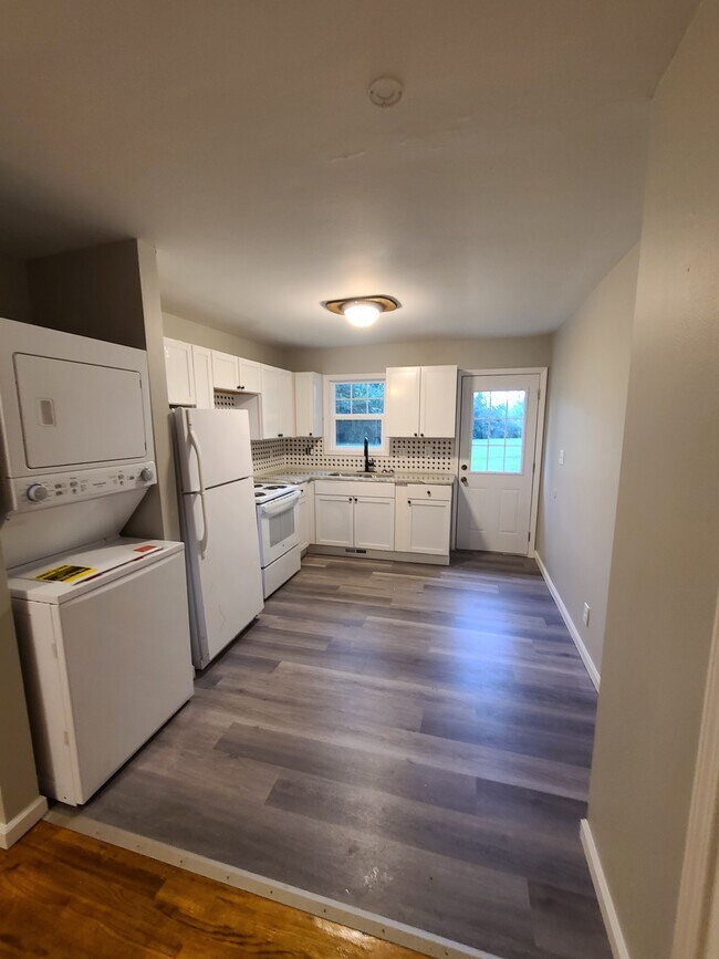 Fully remodeled kitchen with granite counters, deep stainless-steel sink, stove and fridge.. - 1523 W 22nd Ter