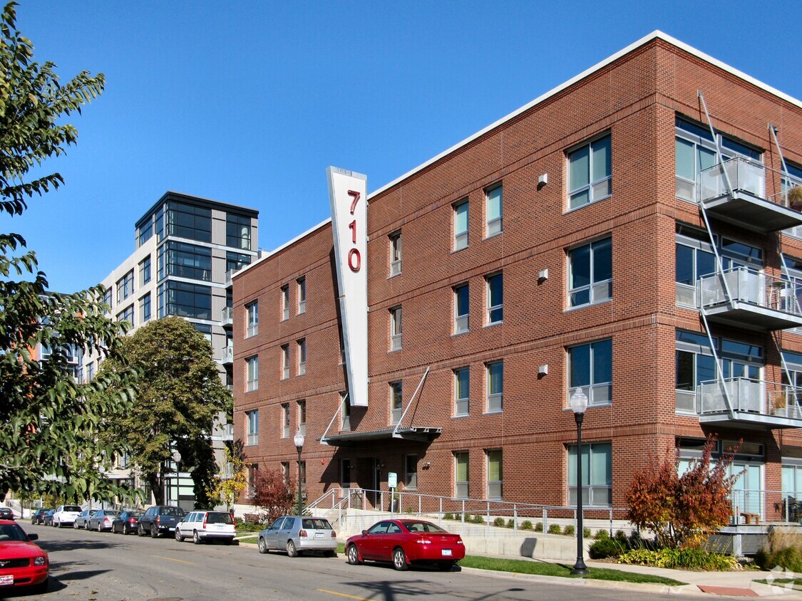 Vista hacia el norte en 4th Street North, con 720 Lofts en el fondo - 710 Lofts