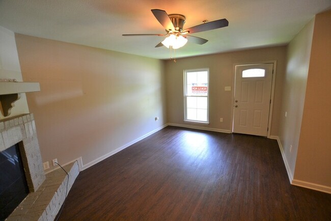 Building Photo - Charming 3 bedroom Duplex in Central, LA