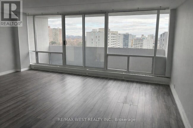 Building Photo - 2 Glamorgan Ave