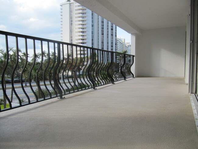 Large balcony ~ 320+ SF - 5415 Collins Ave