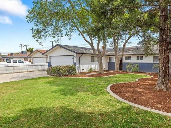 Building Photo - Tulare Home Of Beauty