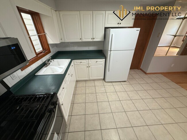 Building Photo - 52 Pitman St