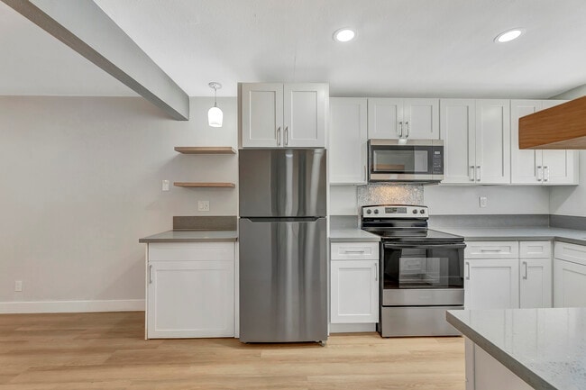 Building Photo - Palm View Village (Furnished Units Available)