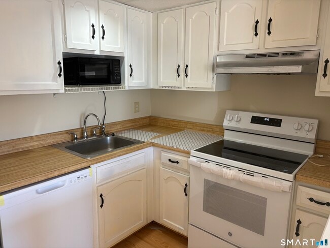 Foto del edificio - 330 Short Beach Rd
