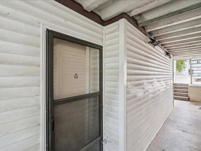 Building Photo - 812 Benton Dr