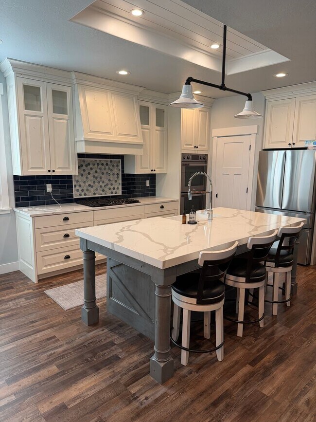 Foto del edificio - Luxury Modern Farmhouse in South Weber | Designer Kitchen | 3-Car Garage