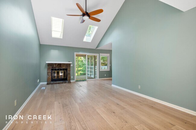 Building Photo - Gorgeous 4-Bedroom Townhouse in South Ashe...