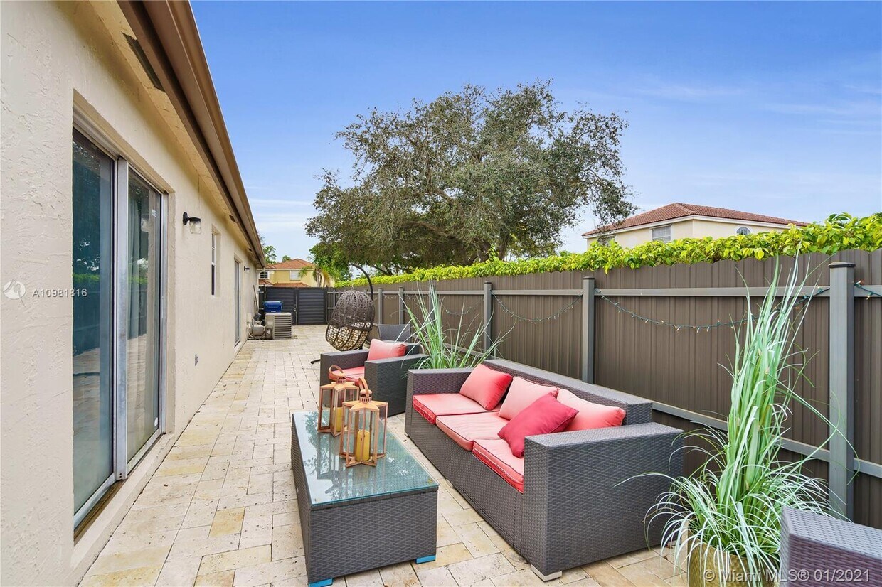 Foto del edificio - 8327 NW 201st St