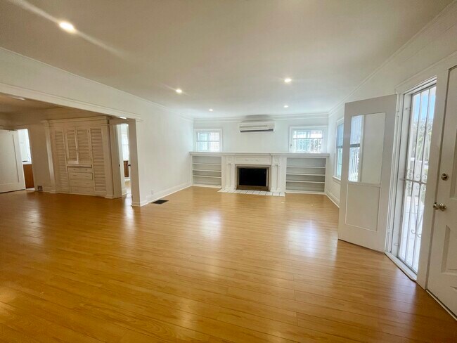 Building Photo - 4919 Elmwood Ave