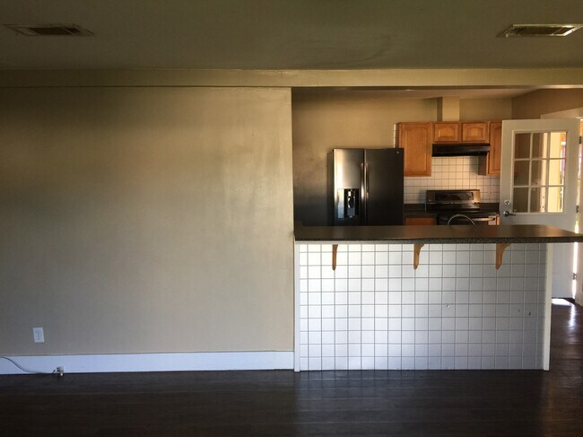 Building Photo - 1004 N 13th St