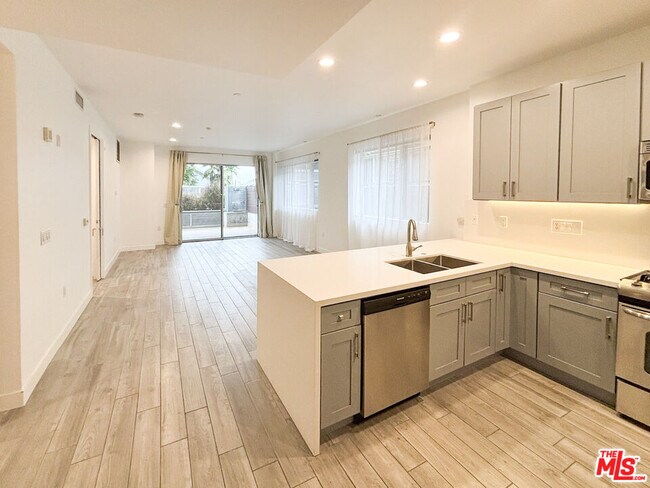 Foto del edificio - 6001 Carlton Way