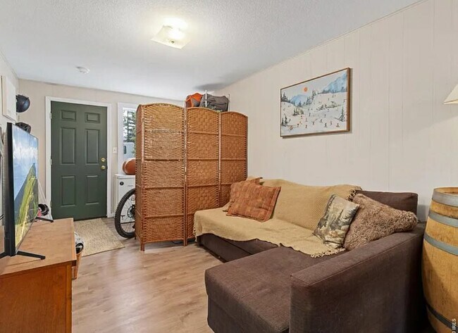 Foto del edificio - 450 Hillside Ln