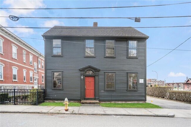 Building Photo - 14 Elm St