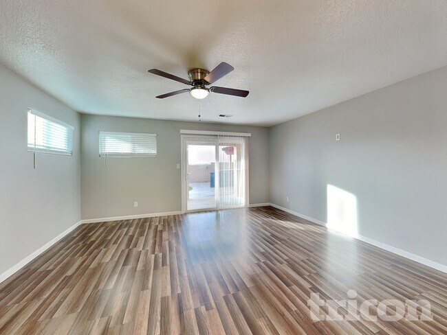 Foto del edificio - 8232 Bluffs Edge Pl NW