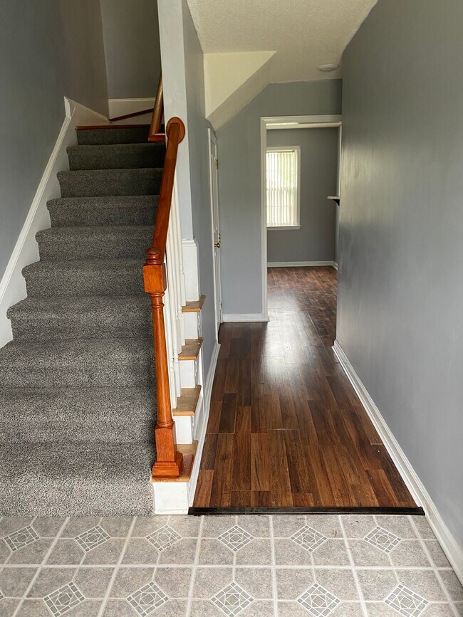 Home Entry Way - 317 Alder Ln