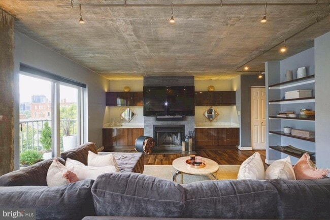 Building Photo - GEORGETOWN - 2 level 2/2.5 Custom Condo City Living W/ UNDERGROUND PARKING!!