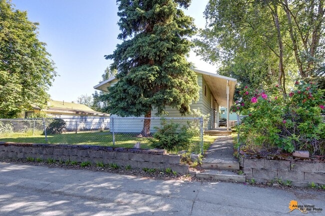 Building Photo - 1121 Latouche St