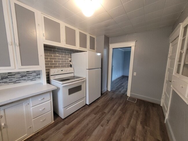 Building Photo - Two Bedroom near the Iowa State Fairgrounds!