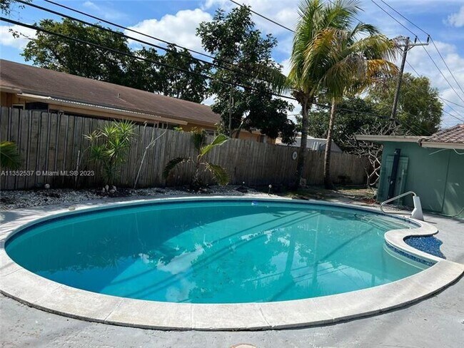 Foto del edificio - 1830 NE 56th Ct