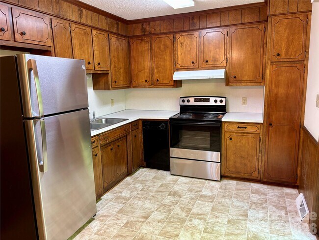 Foto del edificio - 128 Hillcrest Dr