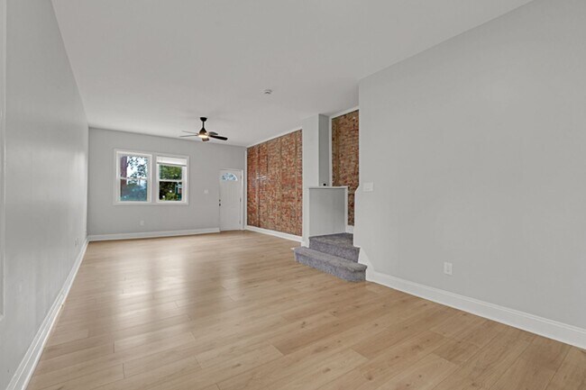 Foto del edificio - Freshly Renovated 4-Bedroom Home with Cent...