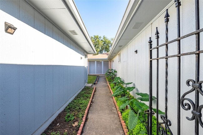 Building Photo - 10215 Kirkwren Dr