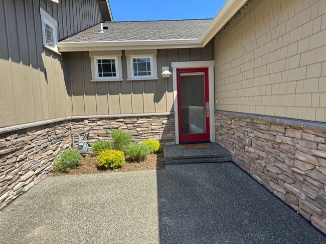 Building Photo - 3 Bed/2.5 Bath + Bonus Room, Anacortes