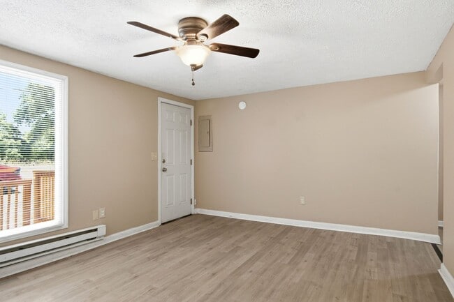 Building Photo - 2 Bed / 1 Bath. Pet Friendly. Off street parking.