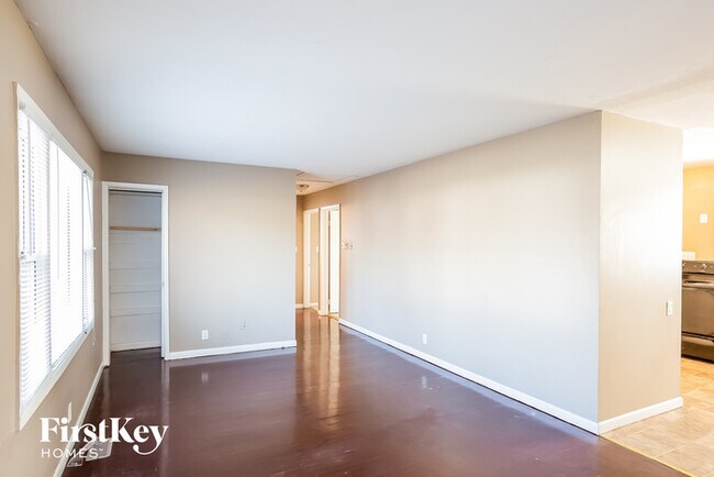 Foto del edificio - 2721 E 66th St