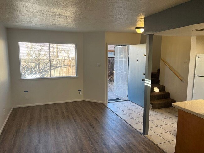 Building Photo - 305 Valencia Dr SE
