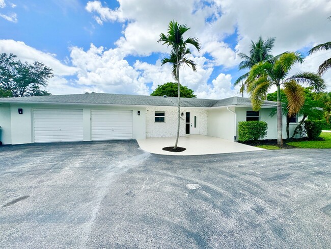 Building Photo - ** CENTRAL NAPLES ** 3 BED + DEN / 2 BATH ...