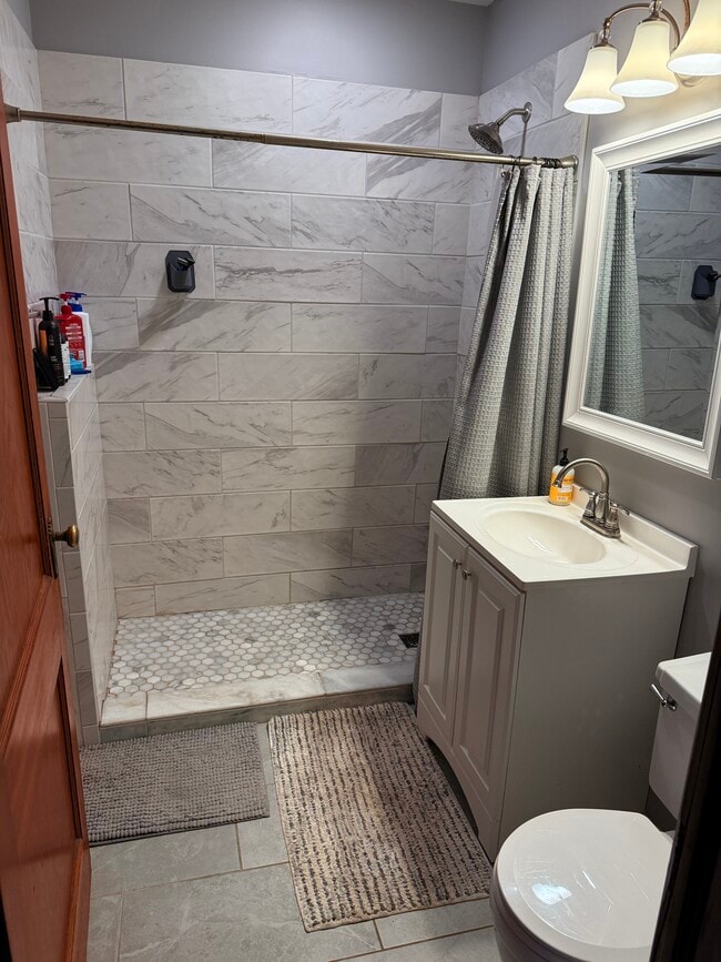 Main levle bathroom - 1960 Lincoln Ave #4
