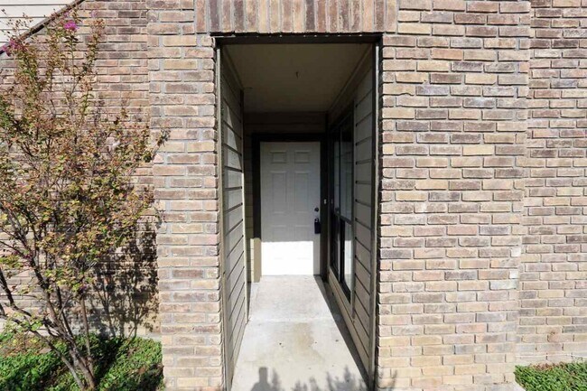 Building Photo - 200 Martingale