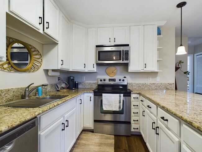 Building Photo - Luxury Monterey Condo with washer-dryer